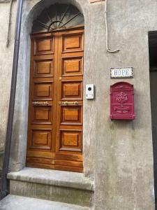 una puerta de madera en el lateral de un edificio en Casa Hope, en Vasanello