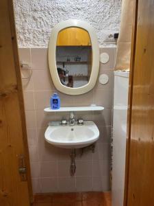 W łazience znajduje się umywalka i lustro. w obiekcie Casa Hope w mieście Vasanello