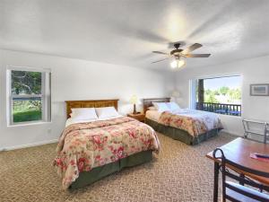 a bedroom with two beds and a ceiling fan at Robins Roost b in Hatch