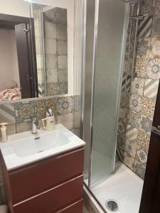 W łazience znajduje się umywalka i prysznic. w obiekcie Casa Hope w mieście Vasanello
