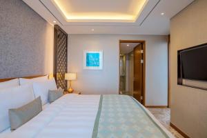 Ένα ή περισσότερα κρεβάτια σε δωμάτιο στο LOTTE Hotel Yangon