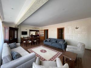 sala de estar con sofás y comedor en Deniz manzaralı eşyalı kiralık daire 3+1, en Estambul