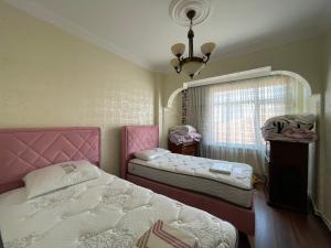 1 dormitorio con 2 camas y lámpara de araña en Deniz manzaralı eşyalı kiralık daire 3+1, en Estambul
