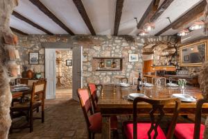Reštaurácia alebo iné gastronomické zariadenie v ubytovaní Pool Villa Cupido - Happy Rentals