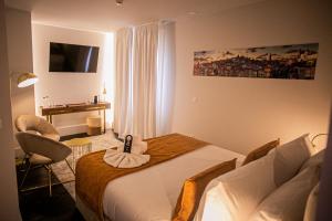a hotel room with a bed and a desk at 262 Boutique Aliados in Porto