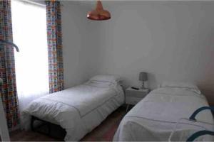 Giường trong phòng chung tại Balmoral Place, Ramsgate - 5 mins walk to Beach