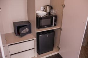 a small kitchen with a microwave oven and a microwave at 262 Boutique Aliados in Porto