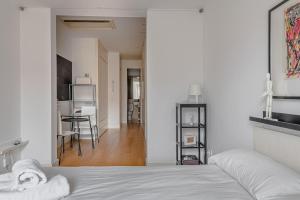 1 dormitorio con 1 cama y sala de estar en Studio La Latina by SharingCo, en Madrid