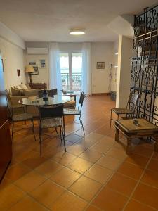 sala de estar con mesa y sillas en Villa House 200 with sea view, en Spetses