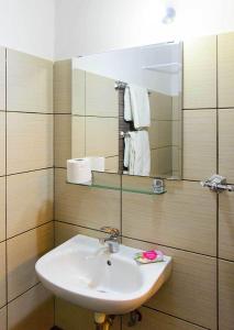 A bathroom at Galanopoulos Hotel
