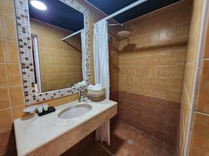 Koupelna v ubytování מלון טיבריא + 37 fotografií