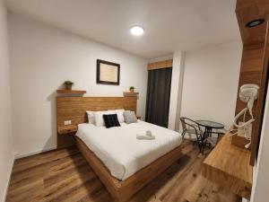 Un dormitorio con una cama y una mesa. en מלון טיבריא en Tiberias