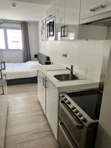 una cocina con fregadero y una cama en una habitación en Superbe appartement plein centre de Lyon, en Lyon