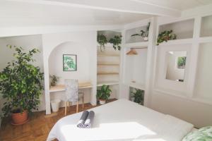 a room with a bed and a desk with plants at Quinta de Lagos in Lagos