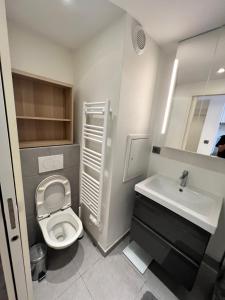 Baño pequeño con aseo y lavamanos en Superbe appartement plein centre de Lyon, en Lyon