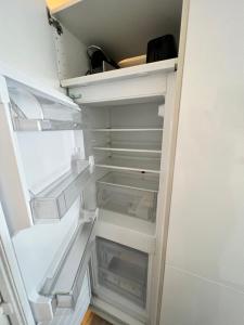 un refrigerador vacío con la puerta abierta en Superbe appartement plein centre de Lyon, en Lyon
