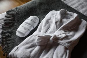 un par de calcetines y un zapato en una cama en Lapland Hotels Saaga, en Ylläsjärvi
