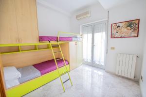 ローマにあるCasa Fontaniniの二段ベッド1組(はしご付)が備わる客室です。