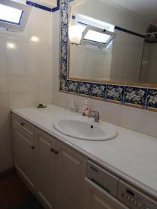 y baño con lavabo y espejo. en Villa House 200 with sea view, en Spetses