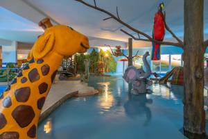 Bazén v ubytovaní Sandra Spa Karpacz & Aquapark alebo v jeho blízkosti