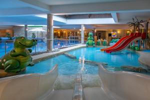 Bazén v ubytovaní Sandra Spa Karpacz & Aquapark alebo v jeho blízkosti