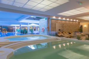 Bazén v ubytovaní Sandra Spa Karpacz & Aquapark alebo v jeho blízkosti