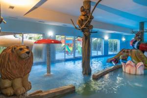 Bazén v ubytovaní Sandra Spa Karpacz & Aquapark alebo v jeho blízkosti