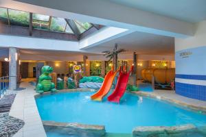 Bazén v ubytovaní Sandra Spa Karpacz & Aquapark alebo v jeho blízkosti