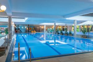 Bazén v ubytovaní Sandra Spa Karpacz & Aquapark alebo v jeho blízkosti
