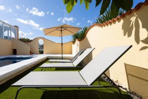 Bazén v ubytovaní EDEN RENTALS Villa La Paz Ocean Views Heated Private Pool alebo v jeho blízkosti
