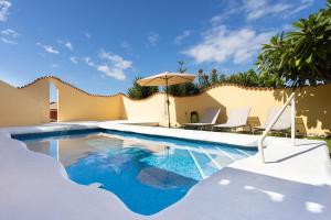 Bazén v ubytovaní EDEN RENTALS Villa La Paz Ocean Views Heated Private Pool alebo v jeho blízkosti