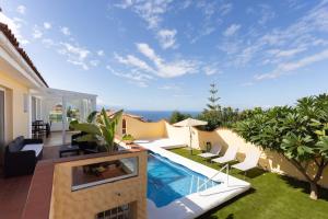 Bazén v ubytovaní EDEN RENTALS Villa La Paz Ocean Views Heated Private Pool alebo v jeho blízkosti