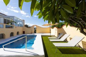 Bazén v ubytovaní EDEN RENTALS Villa La Paz Ocean Views Heated Private Pool alebo v jeho blízkosti + 37 fotografií