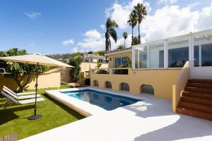 Bazén v ubytovaní EDEN RENTALS Villa La Paz Ocean Views Heated Private Pool alebo v jeho blízkosti