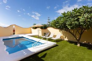 Bazén v ubytovaní EDEN RENTALS Villa La Paz Ocean Views Heated Private Pool alebo v jeho blízkosti