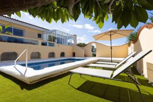 Bazén v ubytovaní EDEN RENTALS Villa La Paz Ocean Views Heated Private Pool alebo v jeho blízkosti