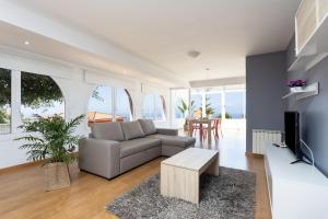 Televízia a/alebo spoločenská miestnosť v ubytovaní EDEN RENTALS Villa La Paz Ocean Views Heated Private Pool