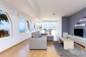 Televízia a/alebo spoločenská miestnosť v ubytovaní EDEN RENTALS Villa La Paz Ocean Views Heated Private Pool