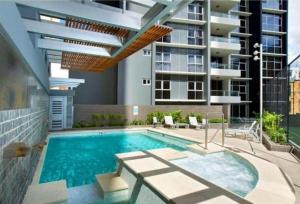 een zwembad voor een gebouw bij AAB Apartments Skyline in Brisbane