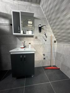 een badkamer met een wastafel en een douche bij Lalin Suit Apart Bungalow in Kumluca