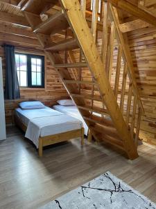 Habitación con 2 camas en una cabaña de madera en Lalin Suit Apart Bungalow, en Kumluca