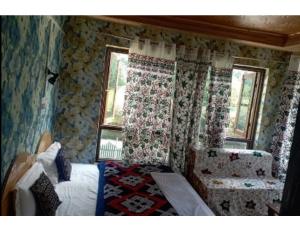 מיטה או מיטות בחדר ב-Fiza Guest House, Pahalgam