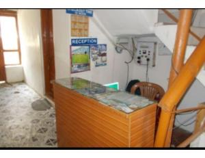 recepción en una habitación con escalera en Fiza Guest House, Pahalgam, en Pahalgām