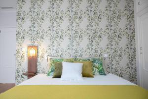 1 dormitorio con 1 cama con manta amarilla en Inviting - Villa Mar en Árvore