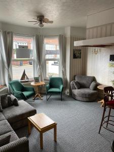 sala de estar con sofás, sillas y mesa en Sunnydene, en Great Yarmouth