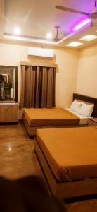 拉梅斯沃勒姆的住宿－SREE Kumaran Residence，紫色灯房内的两张床