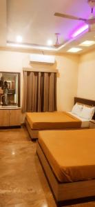 拉梅斯沃勒姆的住宿－SREE Kumaran Residence，紫色灯房内的两张床