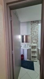 y baño con lavabo, aseo y espejo. en Appartement paisible Haut FOUNTY, en Agadir