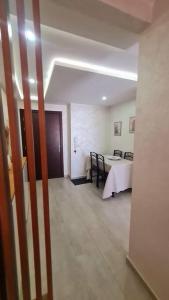 Una habitación con una mesa y una habitación con en Appartement paisible Haut FOUNTY, en Agadir