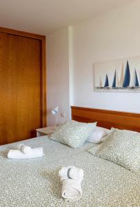 1 Schlafzimmer mit 2 Handtüchern auf einem Bett in der Unterkunft Apartamento Maypa 2 Salitre in Meloneras